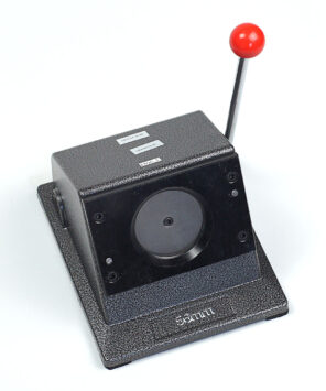 Die Buttonstanze für das runde Zuschneiden des Papiers ist kompakt