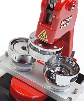 die Buttonmaschine besitzt auswechselbare Werkzeuge für verschiedene Buttongrößen