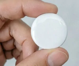 2 Finger halten einen 25mm-Button