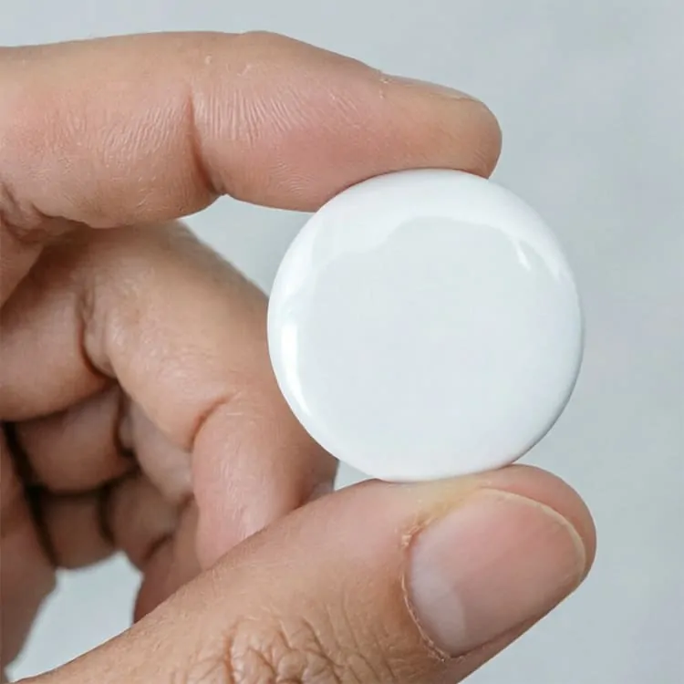 2 Finger halten einen 25mm-Button