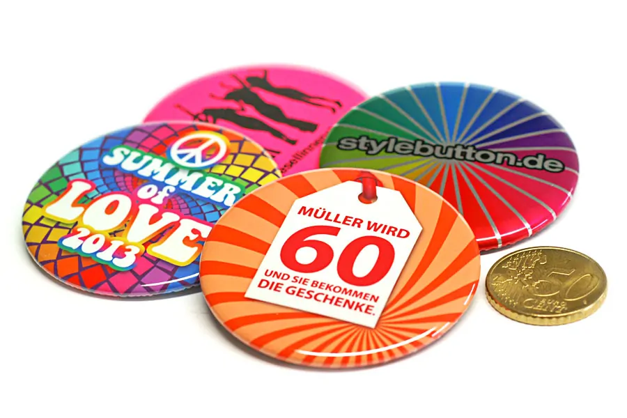 bunte Buttons 56 mm Durchmesser Größenvergleich 50 Cent Münze