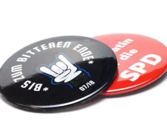 2 buttons 76 mm Buttons 76 mm mit Sicherheitsnadel