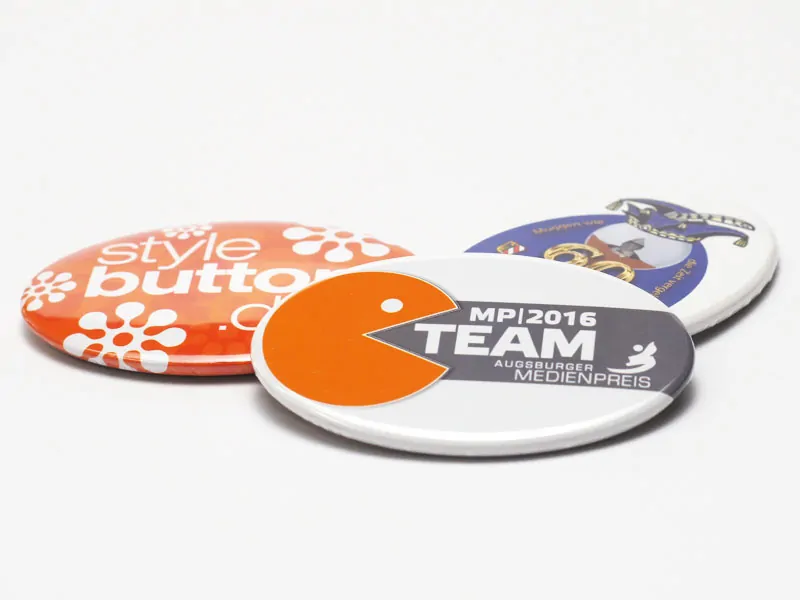 3 selbst gestaltete, bedruckte ovale Buttons