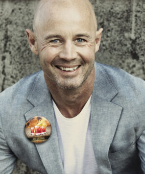 Mann mit JGA Ansteckbutton Nr.24 am Reverse