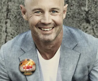 Mann mit JGA Ansteckbutton Nr.24 am Reverse