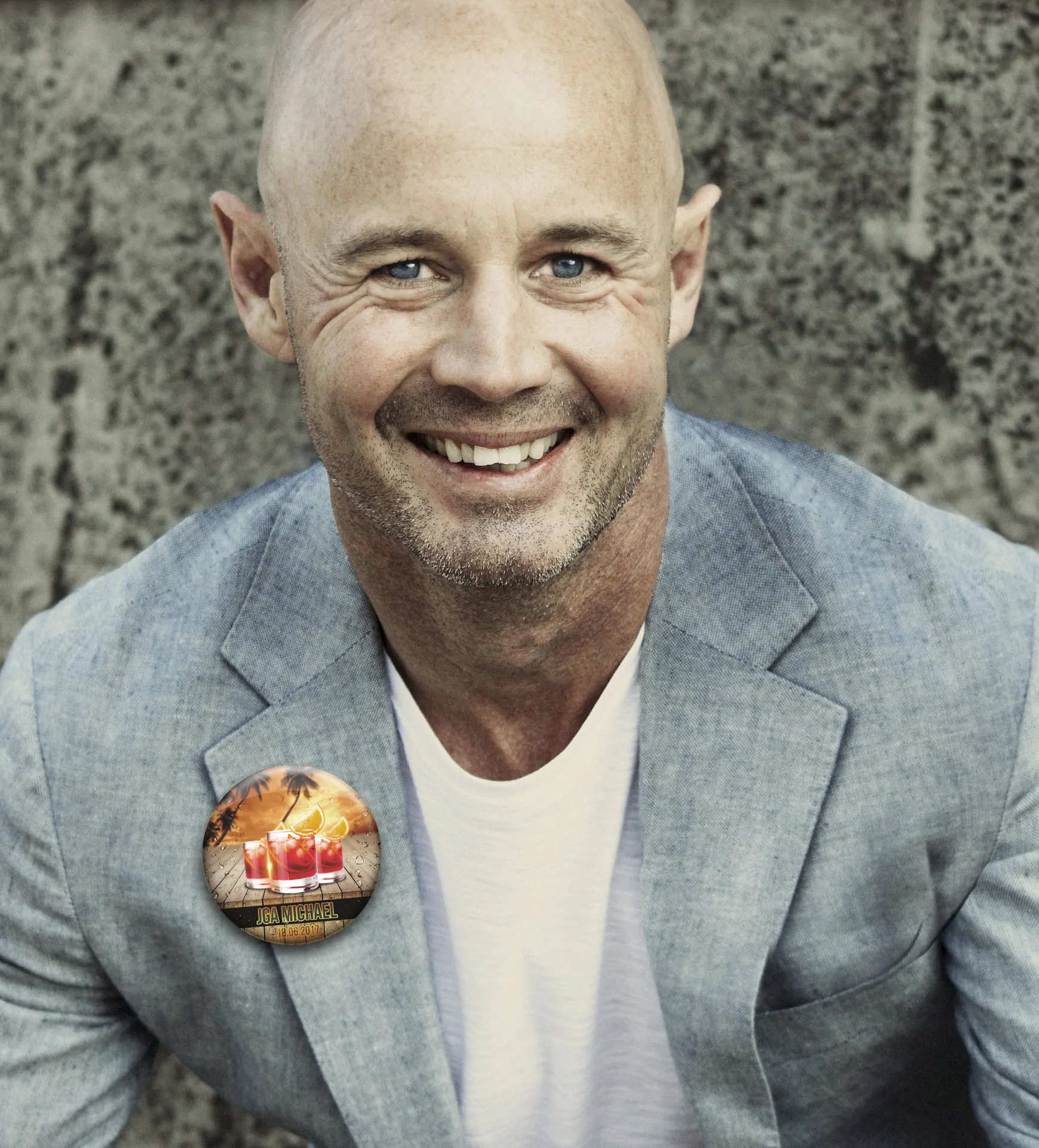 Mann mit JGA Ansteckbutton Nr.24 am Reverse