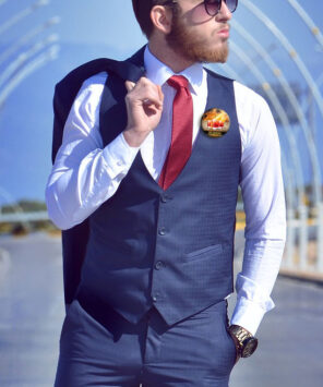 JGA 24 Button an Weste angepinnt