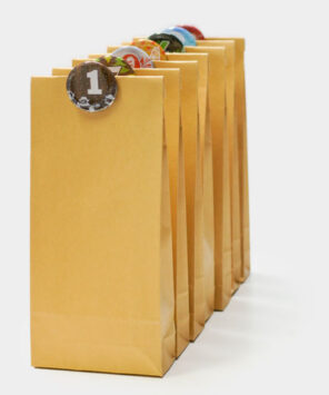 Kraftpapier Beutel mit Zahlenbuttons als Kalender