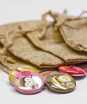 Adventskalender Basteln: mit Stoffbeuteln und Zahlen Buttons