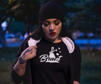 Frau trägt schwarzes JGA T-Shirt T72 mit weißem Print