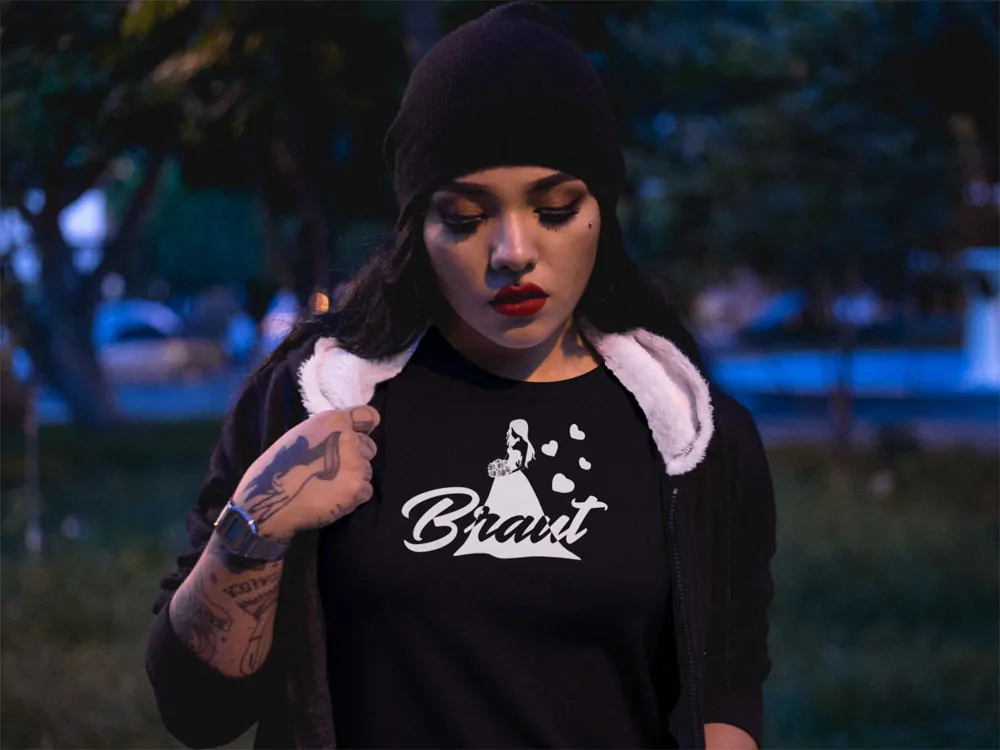 Frau trägt schwarzes JGA T-Shirt T72 mit weißem Print "Braut"