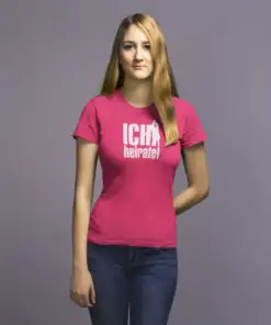 Frau mit T-Shirt für JGA in fuchsia "ich heirate"