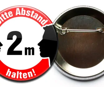 Bitte Abstand halten Button mit Sicherheitsnadel