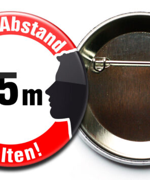 Der Bitte 1,5 m Abstand halten! Button wird mit einer Sicherheitsnadel befestigt.