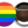 gestreifter LGBTIQ+ Button mit Sicherheitsnadel
