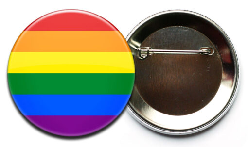 gestreifter LGBTIQ+ Button mit Sicherheitsnadel