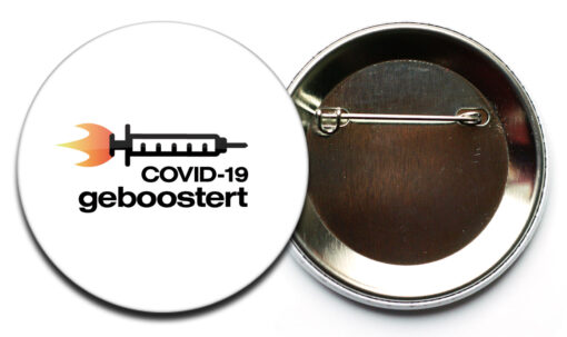 Covid-19 geboostert Button mit Sicherheitsnadel