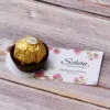 personalisierte Karte mit Praline als Tischdeko und Geschenk für die Gäste | Design: Sommerklee