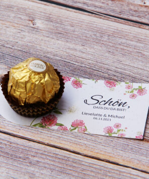 personalisierte Karte mit Praline als Tischdeko und Geschenk für die Gäste | Design: Sommerklee