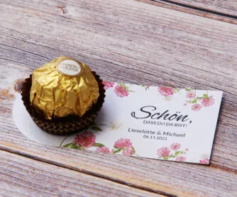 personalisierte Karte mit Praline als Tischdeko und Geschenk für die Gäste | Design: Sommerklee
