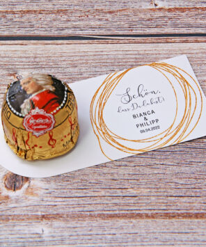 Auch eine Mozartkugel macht sich gut auf den bedruckten Karten.