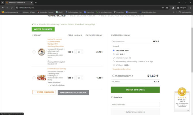 zur Kasse gehen und die selbst gestalteten Anstecker bestellen