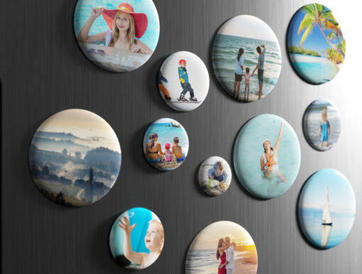 Urlaubserinnerungen mit großen und kleinen Fotomagneten am Kühlschrank