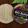 authentisch nachhaltig: Bio-Buttons mit Clip sind zu 100% biologisch abbaubar und zerfallen zu Kompost