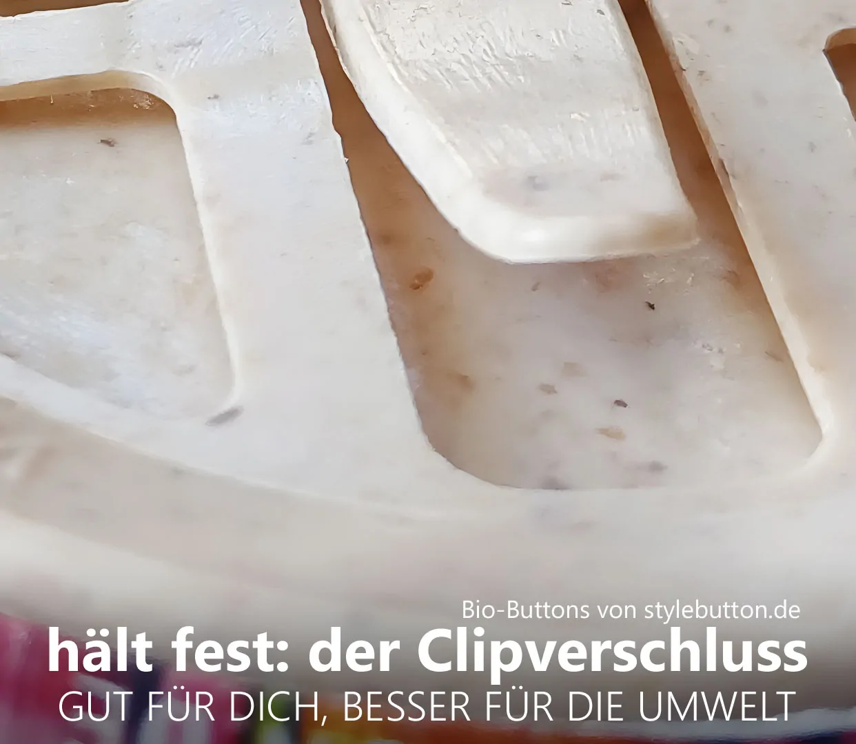 Der Clip des Biobuttons hält diesen an Ort und Stelle.