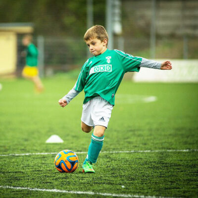 Kind spielt Fußball im Verein