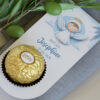 hellblaues Taufkärtchen mit Engel und Praline als Gastgeschenk zur Taufe