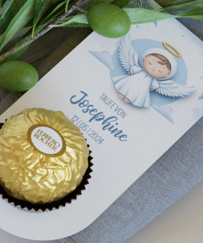 hellblaues Taufkärtchen mit Engel und Praline als Gastgeschenk zur Taufe