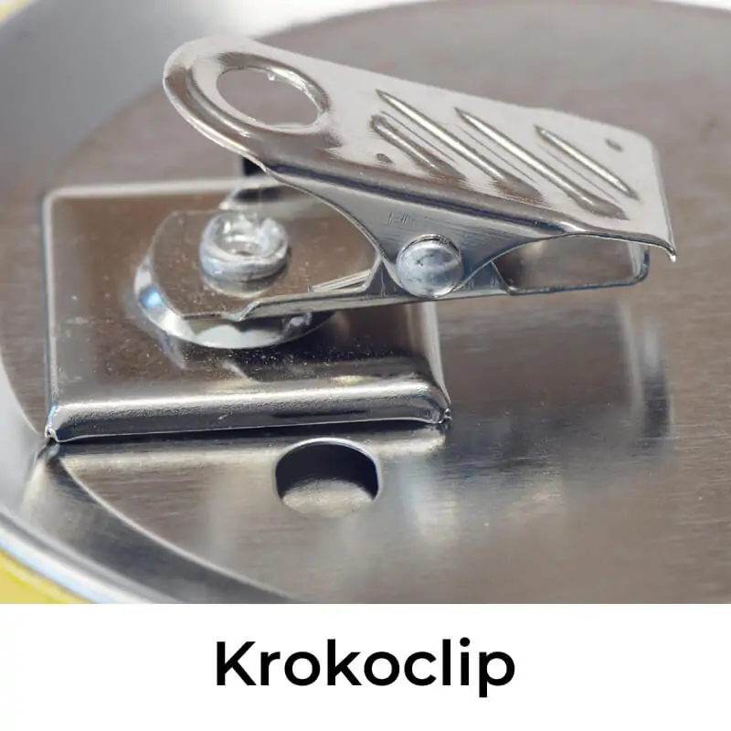 Krokoclip an einem 76 mm Button