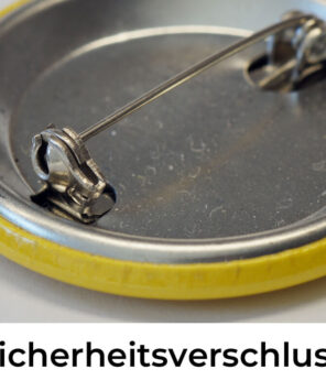 Der Sicherheitsverschluss des 37-mm Buttons ist mit einem drehbaren Riegel gesichert.