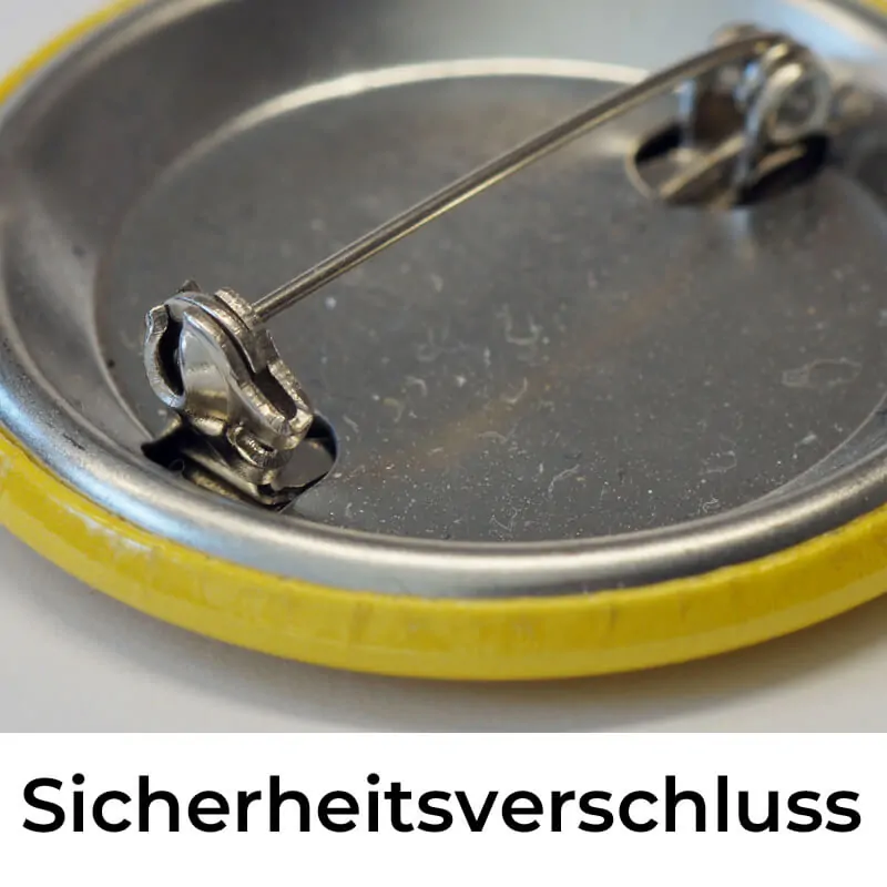 Der Sicherheitsverschluss des 37-mm Buttons ist mit einem drehbaren Riegel gesichert.