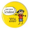 gelber Button für den Schulanfang mit einem Jungen und Sprechblase Hurra, ich bin ein Schulkind