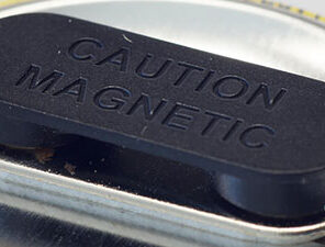 56 mm Buttons besitzen den Magnetverschluss groß - ein Doppelmagnet in Kunststofffassung