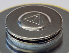 Der kleine Magnetverschluss besteht aus einem Neodymmagnet in einem runden Griffstück aus Metall und kommt bei 37 mm Buttons zum Einsatz.