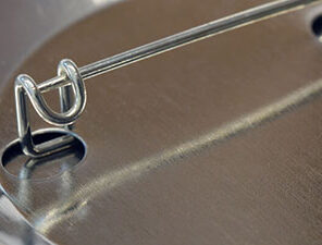 Der Nadel-Verschluss ist eine einfach Sicherheitsnadel und die preiswerteste Befestigung für Schulkind-Buttons.