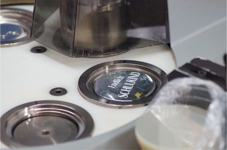 echtes Foto Buttonproduktion bei stylebutton.de